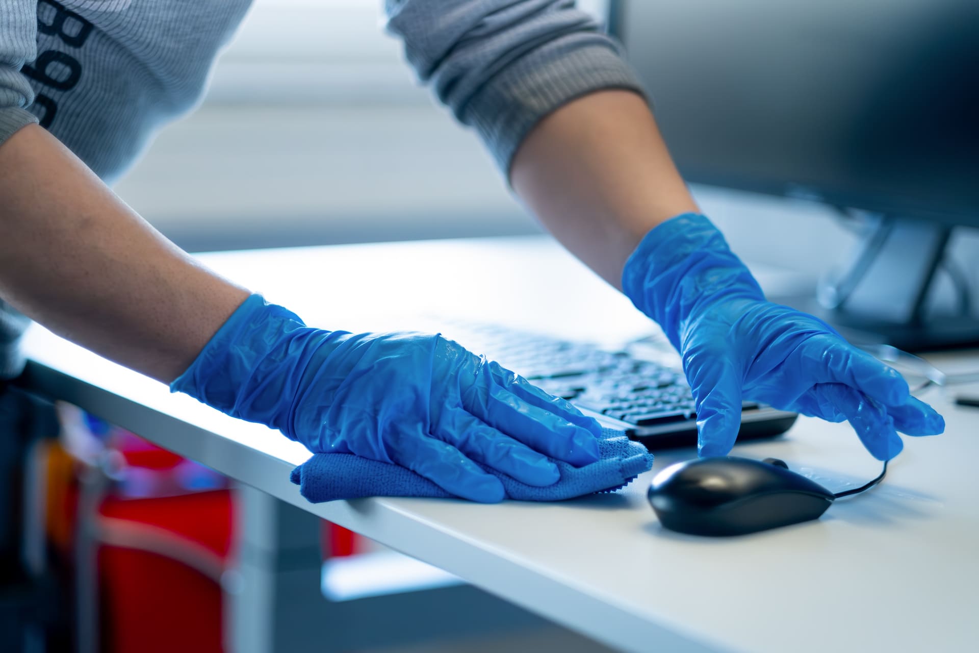 Eine Mitarbeiterin von VDW desinfiziert ein Badezimmer