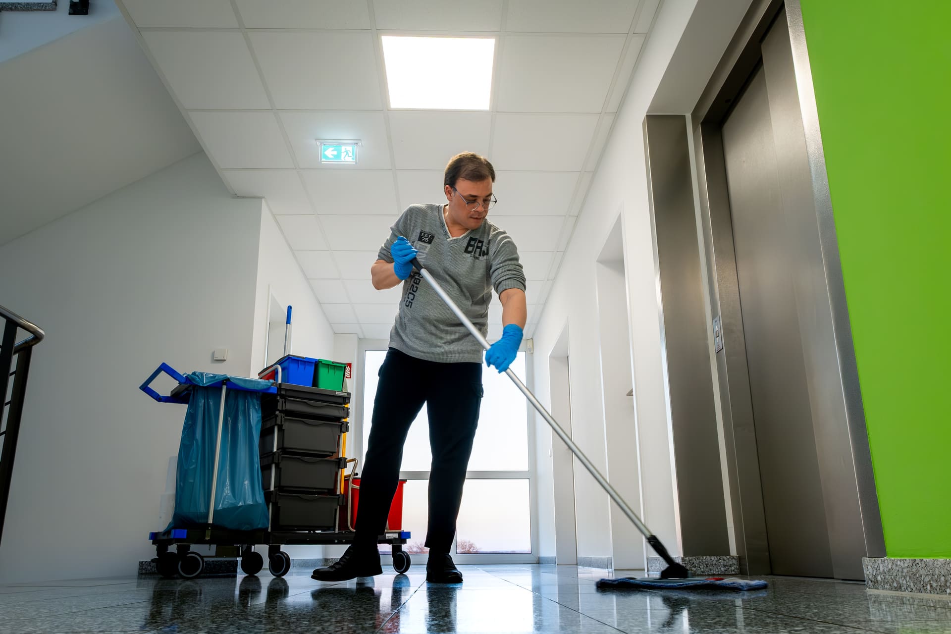 Eine Mitarbeiterin von VDW putzt einen Schrank