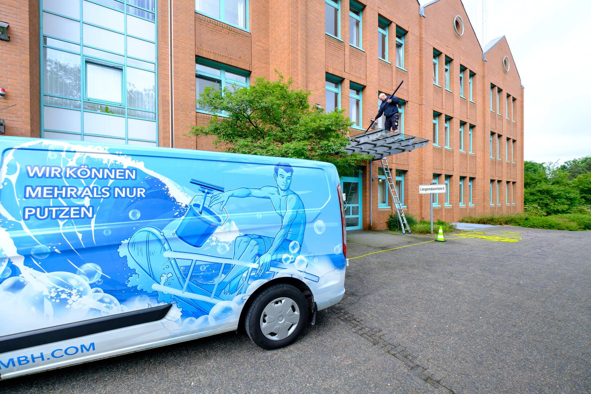 Rückseite des Firmenwagens von VDW