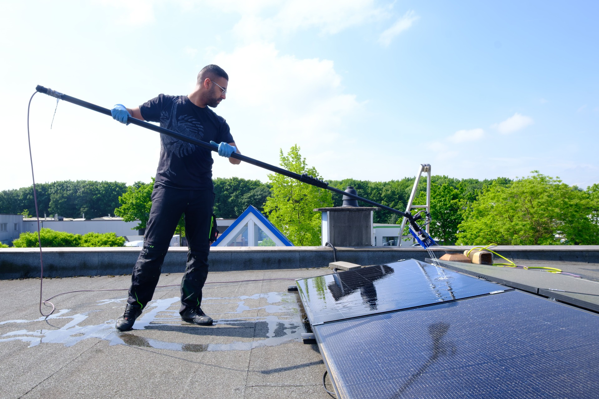 Ein Mitarbeiter von VDW putzt eine Photovoltaik-Anlage