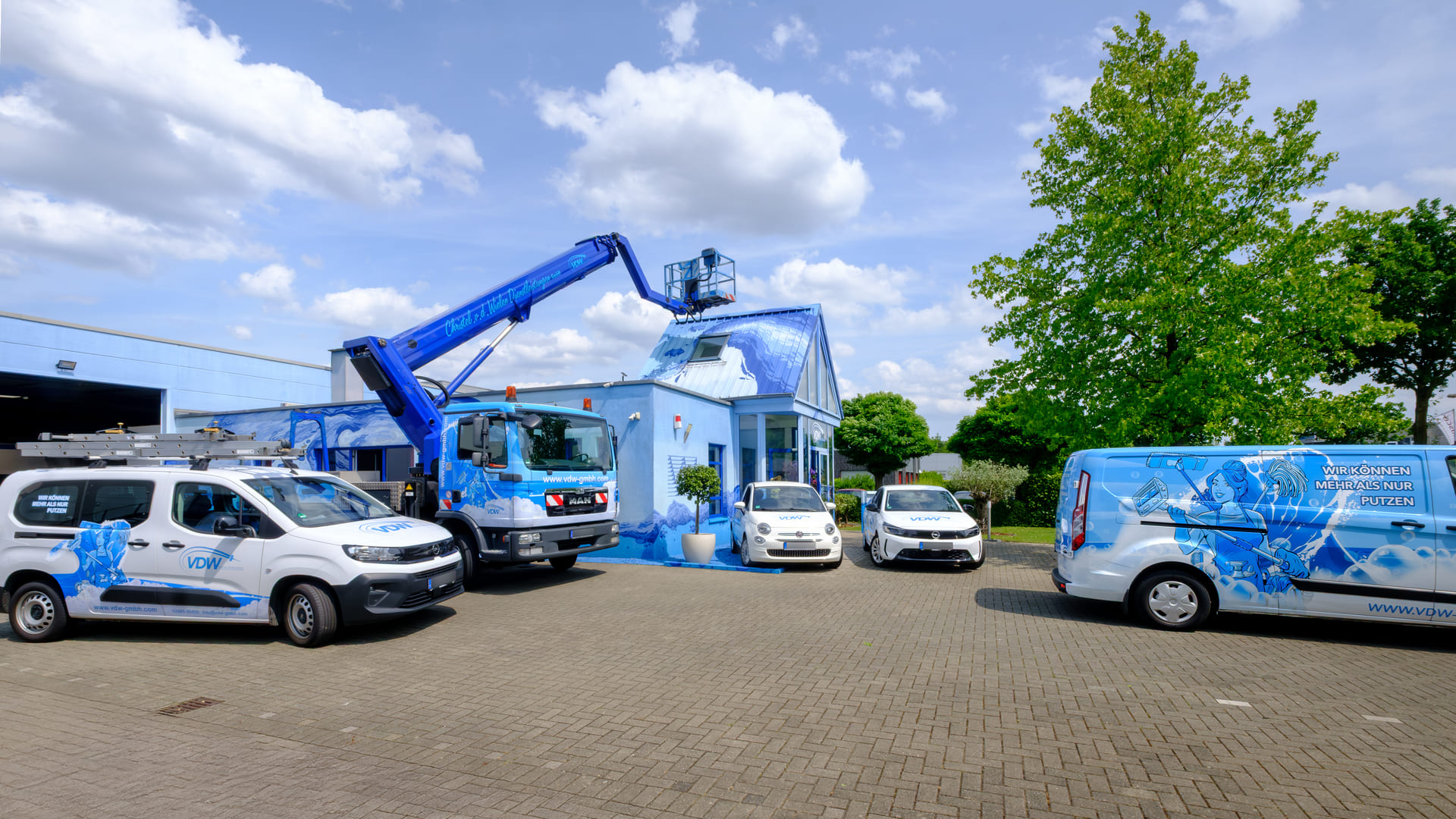 Ein Mitarbeiter von VDW putzt ein Glasdach